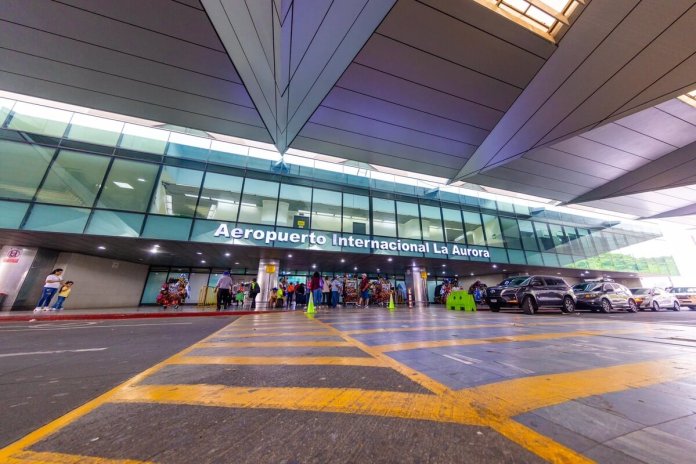 El Aeropuerto Internacional La Aurora lleva años de prestar servicios deficientes, coinciden varios usuarios. Foto La Hora / DGAC