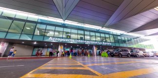 El Aeropuerto Internacional La Aurora lleva años de prestar servicios deficientes, coinciden varios usuarios. Foto La Hora / DGAC