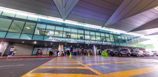 El Aeropuerto Internacional La Aurora lleva años de prestar servicios deficientes, coinciden varios usuarios. Foto La Hora / DGAC