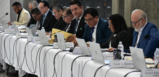 Comisionados votan para elegir a candidatos a magistrados