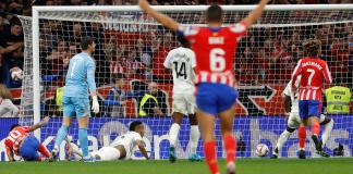 El delantero del Atlético Ángel Correa (i) marca ante el Real Madrid, durante el partido de la LaLiga EA Sports que Atlético de Madrid y Real Madrid disputaron en el estadio Civitas Metropolitano. EFE/JJ Guillén