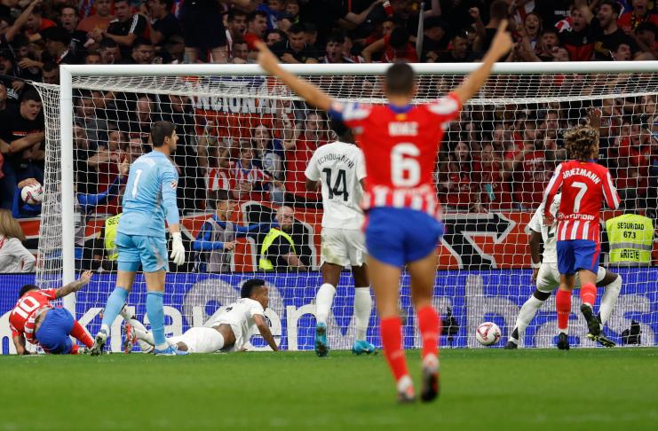 El delantero del Atlético Ángel Correa (i) marca ante el Real Madrid, durante el partido de la LaLiga EA Sports que Atlético de Madrid y Real Madrid disputaron en el estadio Civitas Metropolitano. EFE/JJ Guillén