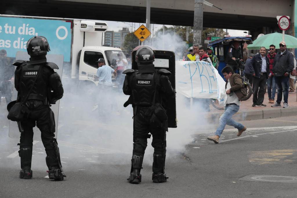 Camioneros y conductores de transporte bloquean varias vías de la ciudad para protestar por el incremento en los precios de los combustibles, principalmente el diésel, que comenzó a regir el sábado pasado. EFE/ Carlos Ortega