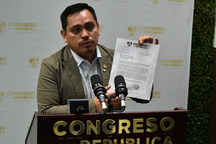 El diputado José Chic muestra la misiva que envió a la jefa del Ministerio Público (MP) por las denuncias que han presentado. Foto: Daniel Ramírez