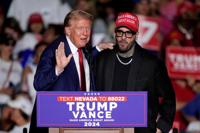 Donald Trump y Nicky Jam durante un evento de campaña en septiembre de 2024. Foto La Hora: (Foto APJohn Locher)