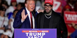 El candidato presidencial republicano Donald Trump (izquierda) saluda a Nicky Jam durante un evento de campaña en el World Market Center, el viernes 13 de septiembre de 2024, en Las Vegas. (Foto APJohn Locher)