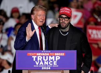 Donald Trump y Nicky Jam durante un evento de campaña en septiembre de 2024. Foto La Hora: (Foto APJohn Locher)