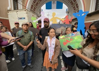 Los artistas, docentes y estudiantes de arte exigen una mesa de diálogo con autoridades del Gobierno para tratar temas de abandono del arte guatemalteco. Foto: José Orozco