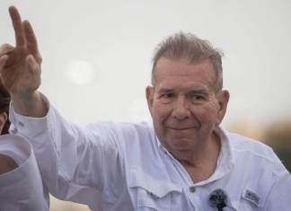 Fotografía de archivo del 24 de julio de 2024 del excandidato opositor de Venezuela, Edmundo González, saludando en un acto de campaña, en Puerto La Cruz (Venezuela). EFE/ Miguel Gutiérrez