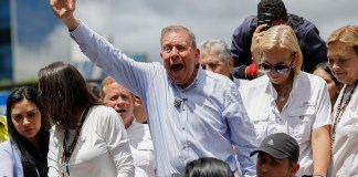 El candidato presidencial de la oposición Edmundo González, en esta foto de archivo, encabeza una protesta contra los resultados oficiales de la elección que declararon al presidente Nicolás Maduro ganador de los comicios en Caracas, Venezuela, el 30 de julio de 2024. Foto La Hora / AP