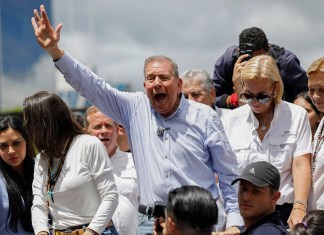 El candidato presidencial de la oposición Edmundo González, en esta foto de archivo, encabeza una protesta contra los resultados oficiales de la elección que declararon al presidente Nicolás Maduro ganador de los comicios en Caracas, Venezuela, el 30 de julio de 2024. Foto La Hora / AP