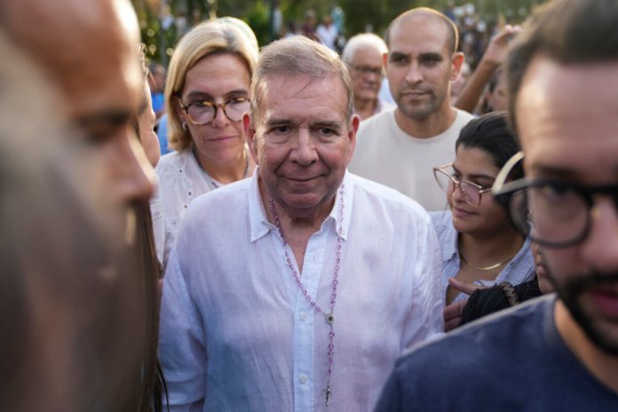 El candidato presidencial de la oposición venezolana Edmundo González asiste a un evento de campaña antes de las elecciones en Caracas, Venezuela, el 13 de junio de 2024. El 29 de agosto de 2024, la Fiscalía General de Venezuela se dispone a declarar en desacato al excandidato presidencial opositor Edmundo González si es que el viernes 30 de agosto de 2024, por tercera ocasión consecutiva, no se presenta a rendir testimonio. (AP Foto/Ariana Cubillos, Archivo)