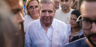 El candidato presidencial de la oposición venezolana Edmundo González asiste a un evento de campaña antes de las elecciones en Caracas, Venezuela, el 13 de junio de 2024. El 29 de agosto de 2024, la Fiscalía General de Venezuela se dispone a declarar en desacato al excandidato presidencial opositor Edmundo González si es que el viernes 30 de agosto de 2024, por tercera ocasión consecutiva, no se presenta a rendir testimonio. (AP Foto/Ariana Cubillos, Archivo)