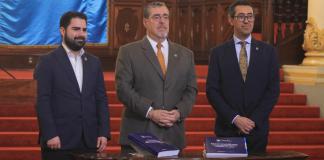 El presidente Bernardo Arévalo anunció en conferencia el monto del presupuesto 2025, que fue presentado por el ministro Jonathan Menkos en el Congreso de la República. Foto: José Orozco