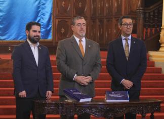 El presidente Bernardo Arévalo anunció en conferencia el monto del presupuesto 2025, que fue presentado por el ministro Jonathan Menkos en el Congreso de la República. Foto: José Orozco