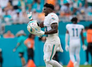 Investigan al policía que esposó a la estrella de la NFL, Tyreek Hill El receptor abierto de los Miami Dolphins, Tyreek Hill. (Foto AP/Rebecca Blackwell)