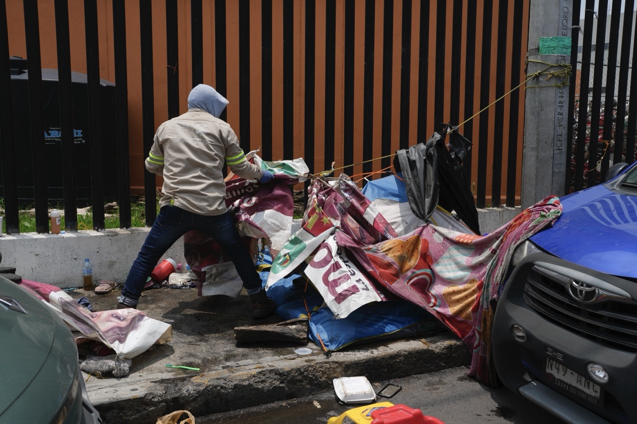 Empleados de la ciudad desmantelan un campamento abandonado conocido como "Pequeña Haití, el viernes 5 de julio de 2024, en el vecindario de Tláhuac, en Ciudad de México. (AP Foto/Marco Ugarte)