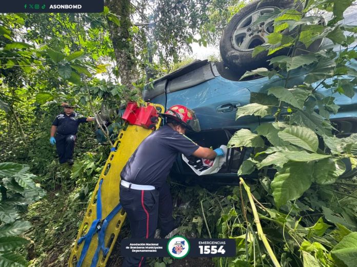 En trágico ataque armado, mujer pierde la vida y cae en barrano