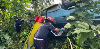 En trágico ataque armado, mujer pierde la vida y cae en barrano