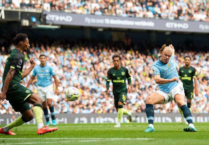 El delantero noruego Erling Haaland del Manchester City durante el partido de la Premier League que han jugado Manchester City y Brentford en Manchester, Reino Unido. EFEEPAPETER POWELL .