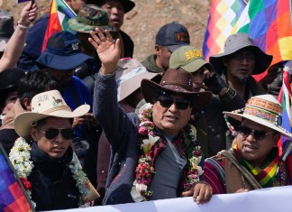 El expresidente Evo Morales saluda a sus seguidores mientras encabeza una marcha hacia la capital desde Caracollo, Oruro, Bolivia, como parte de una disputa política con el actual presidente Luis Arce y para protestar por su manejo de la economía, el martes 17 de septiembre de 2024. (AP Foto/Juan Karita)