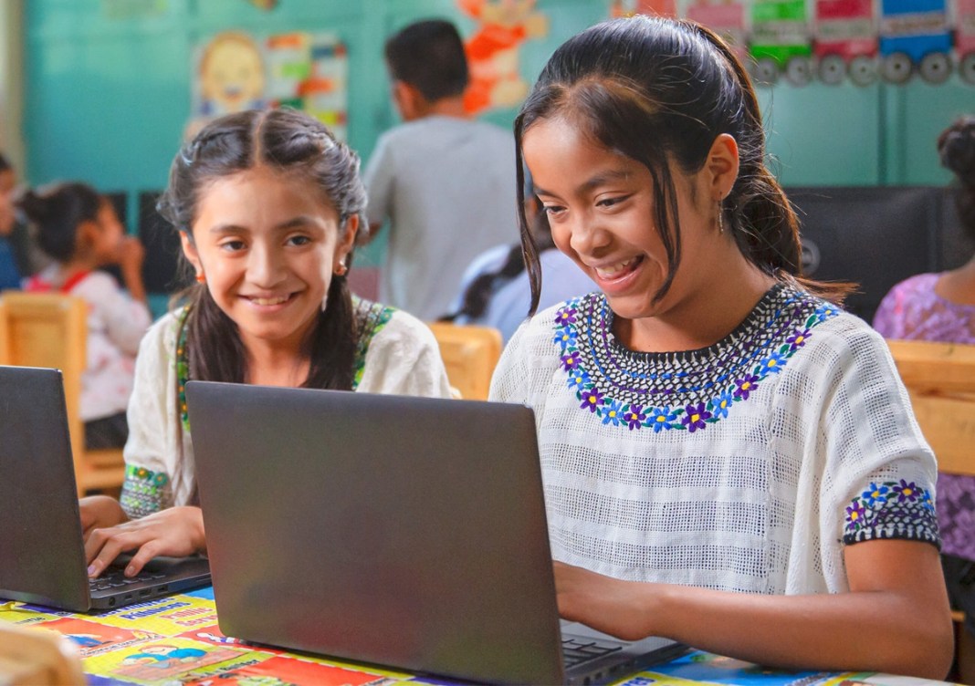 Varias escuelas fueron equipadas con dispositivos electrónicos que a los niños les ayuda a optimizar su aprendizaje. Foto: BAM