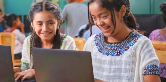 Varias escuelas fueron equipadas con dispositivos electrónicos que a los niños les ayuda a optimizar su aprendizaje. Foto: BAM