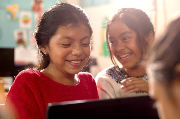 Niños de Alta Verapaz aprenden con tecnología gracias a la iniciativa "Municipio Digital". Foto: BAM