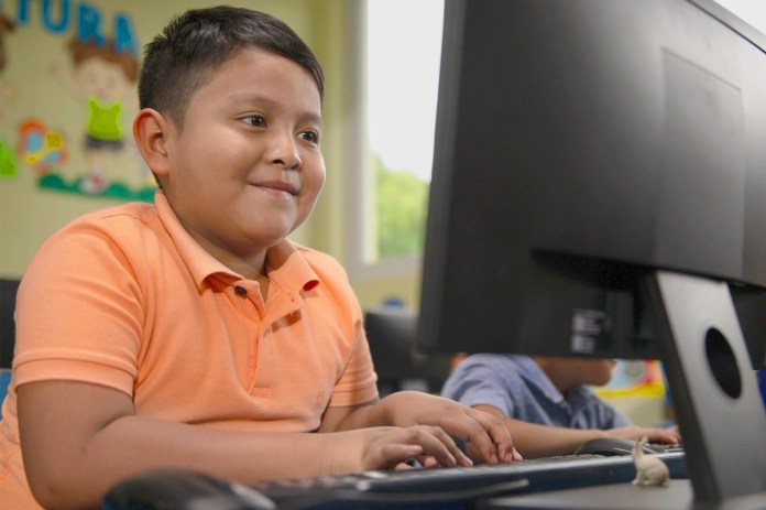Con las tecnologías los niños aplican los conocimientos en materias como matemáticas. Foto: BAM