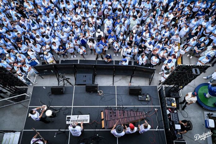 Fabiola Roudha cantó el himno de EE. UU. en el Estadio de Los Dodgers en Los Angeles. Foto La Hora / Los Angeles Dodgers