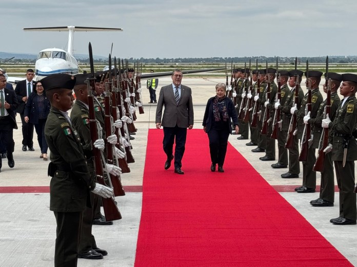 El presidente Bernardo Arévalo caminando junto a la canciller mexicana Alicia Bárcena.