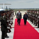 El presidente Bernardo Arévalo caminando junto a la canciller mexicana Alicia Bárcena.