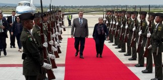 El presidente Bernardo Arévalo caminando junto a la canciller mexicana Alicia Bárcena.