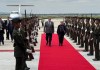 El presidente Bernardo Arévalo caminando junto a la canciller mexicana Alicia Bárcena.