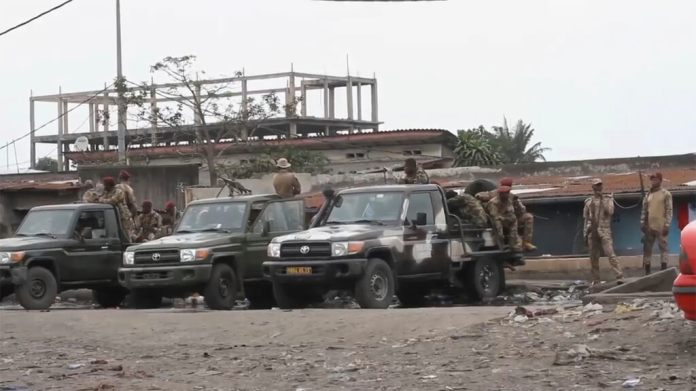 Esta imagen tomada de un video muestra a las fuerzas de seguridad del Estado fuera de la prisión de Makala en Kinsasa, República Democrática del Congo, tras un intento de fuga en la principal prisión del Congo el 2 de septiembre de 2024. (AP Foto)