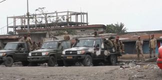 Esta imagen tomada de un video muestra a las fuerzas de seguridad del Estado fuera de la prisión de Makala en Kinsasa, República Democrática del Congo, tras un intento de fuga en la principal prisión del Congo el 2 de septiembre de 2024. (AP Foto)