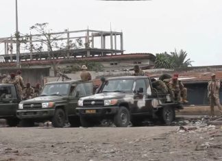 Esta imagen tomada de un video muestra a las fuerzas de seguridad del Estado fuera de la prisión de Makala en Kinsasa, República Democrática del Congo, tras un intento de fuga en la principal prisión del Congo el 2 de septiembre de 2024. (AP Foto)