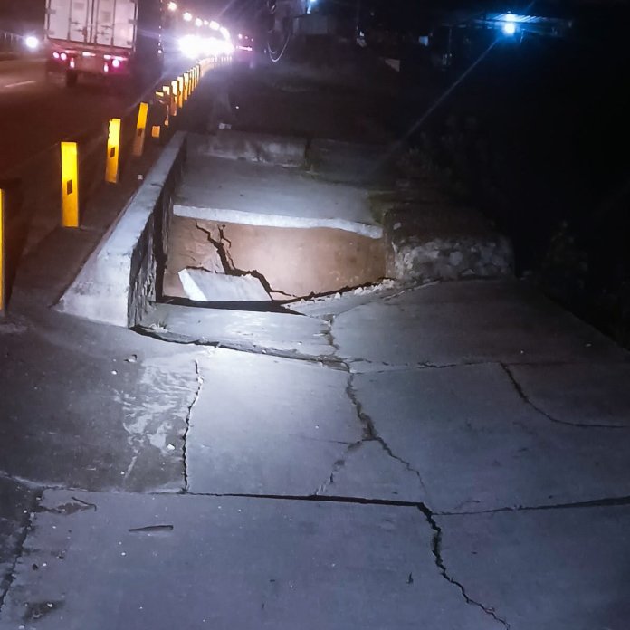 Hundimiento a un costado de carretera en la ruta al AtlÃ¡ntico