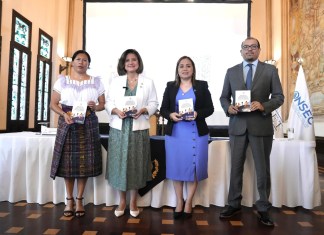 Entregaron a presidenta en funciones Karin Herrera guía para la prevención de la violencia en entornos laborales. Foto La Hora: CSV