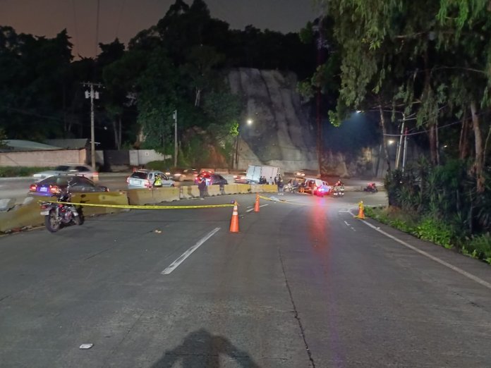 Tráiler volcado en Cuesta de Villa Lobos. Foto: PMT Villa Nueva