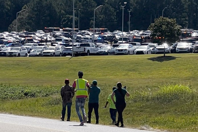 Varios alumnos son evacuados hacia el estadio de fútbol americano tras el cierre del campus de la secundaria Apalachee en Winder, Georgia, el miércoles 4 de septiembre de 2024. (Erin Clark vía AP)