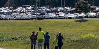 Varios alumnos son evacuados hacia el estadio de fútbol americano tras el cierre del campus de la secundaria Apalachee en Winder, Georgia, el miércoles 4 de septiembre de 2024. (Erin Clark vía AP)