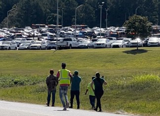 Varios alumnos son evacuados hacia el estadio de fútbol americano tras el cierre del campus de la secundaria Apalachee en Winder, Georgia, el miércoles 4 de septiembre de 2024. (Erin Clark vía AP)