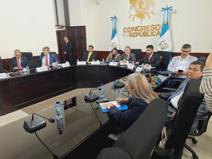 El ministro de Gobernación, Francisco Jiménez, escucha la iniciativa de ley para reformar la Ley de la Policía Nacional Civil. Foto: La Hora