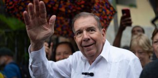 El candidato presidencial opositor Edmundo González saluda a sus simpatizantes durante un evento político en una plaza, el 19 de junio de 2024, en el municipio de El Hatillo, Caracas, Venezuela. (AP Foto/Ariana Cubillos, archivo)