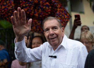 El candidato presidencial opositor Edmundo González saluda a sus simpatizantes durante un evento político en una plaza, el 19 de junio de 2024, en el municipio de El Hatillo, Caracas, Venezuela. (AP Foto/Ariana Cubillos, archivo)