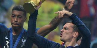 Griezmann, con la Copa del Mundo de Rusia 2018. EFE/EPA/PETER POWELL