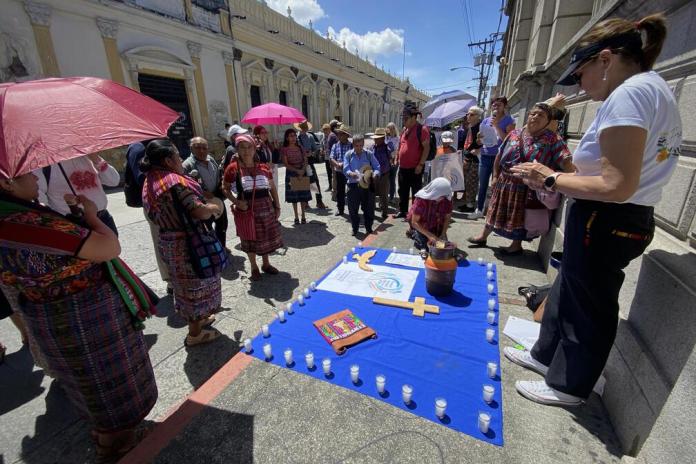 Personas religiosas realizan oración a las afueras del Congreso.