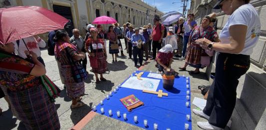 Personas religiosas realizan oración a las afueras del Congreso.