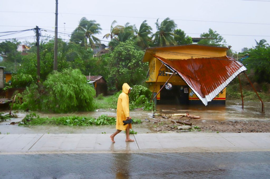 Una persona camina bajo la lluvia tras el paso del huracán John, en Marquelia, México, el 24 de septiembre de 2024. (AP Foto/Luis Alberto Cruz)